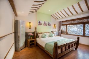 夕露小榭古城南门店 Xilu Xiaoxie Inn Old Town Lijiang客房内的一张或多张床位