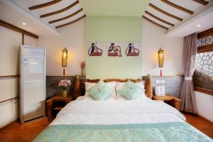 夕露小榭古城南门店 Xilu Xiaoxie Inn Old Town Lijiang客房内的一张或多张床位