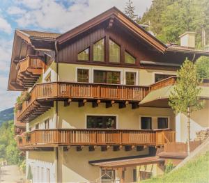 Una casa grande con balcones en un lateral. en Haus Schennach, en Mayrhofen