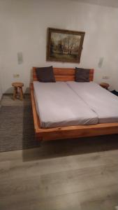 1 cama grande de madera en una habitación con en Ferienwohnung Alpina Inzell en Inzell