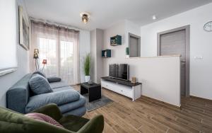 un soggiorno con divano e TV di Apartment Sabbia a Medulin