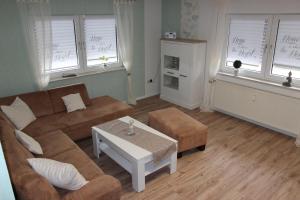 a living room with a couch and a coffee table at fewogriebelschied in Griebelschied