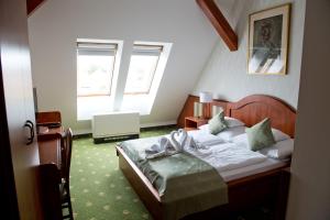 Ένα ή περισσότερα κρεβάτια σε δωμάτιο στο Toldi Fogadó