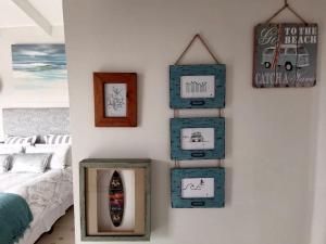 ein Zimmer mit vier Bildern an einer Wand in der Unterkunft The Blue Dragonfly in Jeffreys Bay