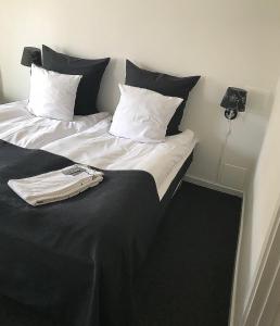1 dormitorio con 2 camas con sábanas y almohadas blancas en Hotel Rødding, en Rødding