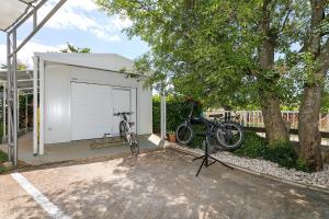 Jízda na kole v ubytování Apartments Dama nebo okolí
