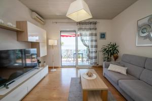 salon z kanapą i stołem w obiekcie Villa Tomić Apartment Mia near the sea w mieście Opatija