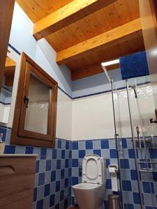 W łazience znajduje się toaleta i przeszklony prysznic. w obiekcie La Caseta w mieście Forcall