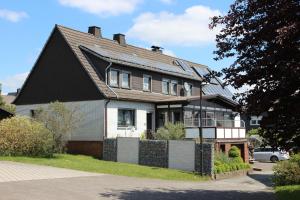 una casa con techo de gambrel en Ferienwohnungen Hartmann, en Medebach