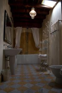 ein Bad mit einem Waschbecken, einer Dusche und einem WC in der Unterkunft Residenza Torre di San Martino in Gazzola Di Rivalta