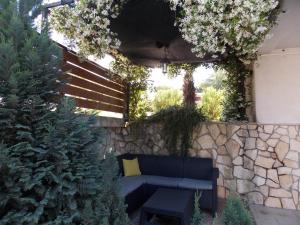 Vonkajšia záhrada v ubytovaní Apartment with private garden, hot tub, WiFi, SAT TV, Klima, near beach