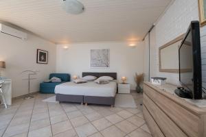 sypialnia z łóżkiem i telewizorem z płaskim ekranem w obiekcie Villa Tomić Apartment Mia near the sea w mieście Opatija