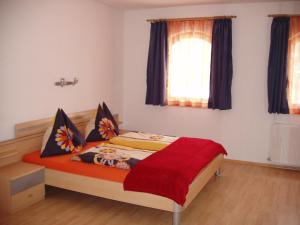 アウフファッハにあるFerienwohnung Wohlfartstätterのベッドルーム1室(ベッド1台付)