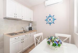 Kuchyň nebo kuchyňský kout v ubytování Ioannis Apartments