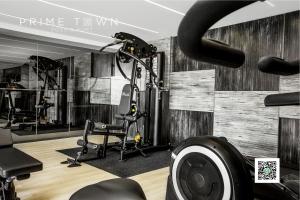 un gimnasio con cinta de correr y equipo de ejercicios en PRIME TOWN - Posh & Port Hotel PHUKET, en Phuket