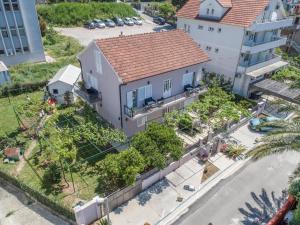 una vista aerea di una casa di Ioannis Apartments a Tivat