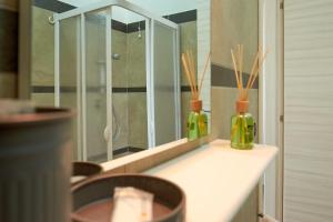 TripatniにあるBouganville House - casa vacanzeの鏡の前のカウンターのボトル2本 +21枚の写真