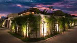 Ban KlangにあるThaiya Pool Villaの植物の柵のある建物