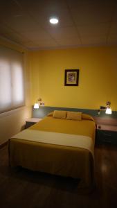 Posteľ alebo postele v izbe v ubytovaní Hostal Doña Juana