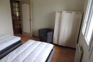 - une chambre avec un lit, une chaise et une fenêtre dans l'établissement Maison Andinette, à Blis-et-Born