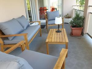 un soggiorno con divano e tavolo di Appartement FOCH à COLMAR a Colmar