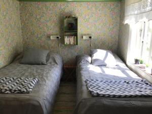 Un pat sau paturi într-o cameră la Stuga nära Ullared