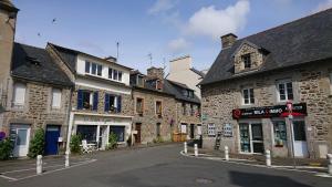 een lege straat in een stad met stenen gebouwen bij Au calme sur le port de plaisance et le GR34 in Plérin