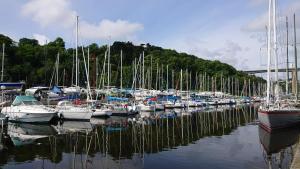 Er liggen boten in een jachthaven. bij Au calme sur le port de plaisance et le GR34 in Plérin