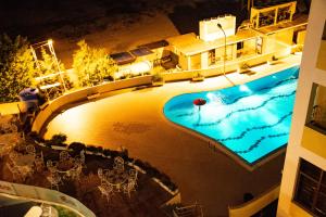 Bazén v ubytování Hotel Airport Tirana nebo v jeho okolí
