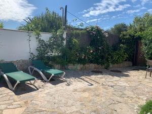 eine Terrasse mit 2 Stühlen und einem Zaun in der Unterkunft Casa Rural Aldea Chica in Los Caños de Meca