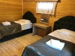 una camera d'albergo con due letti e un camino di Yıldız Country Hotel a Sinope