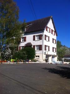 duży biały dom z czarnym dachem w obiekcie Lenard Charles Bed & Breakfast w mieście Juvigny-sous-Andaine
