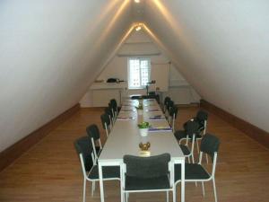 a long dining room with a long table and chairs at Krohnprinzenhof Hotel Garni und Ferienwohnungen in Fargau-Pratjau