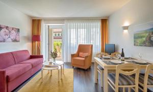 - un salon avec un canapé et une salle à manger dans l'établissement Appartementhaus Regina am Schluchsee, à Schluchsee