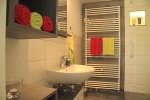 La salle de bains est pourvue d'un lavabo et d'un sèche-serviettes. dans l'établissement Ferienwohnung Haus Felix, à Bad Elster