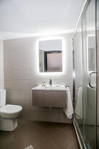 Un baño de B12 new & modern seafront apartment