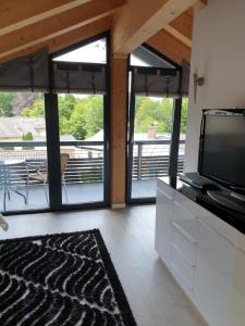 Телевизор и/или развлекательный центр в Gästehaus am Riedweg