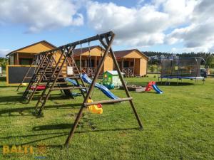 un grupo de equipos de juegos en un campo en Balti Domki Letniskowe, en Dębina