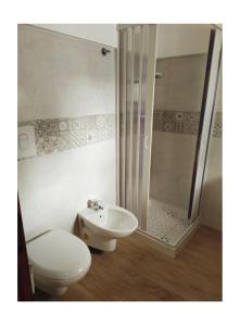 een badkamer met een toilet, een wastafel en een douche bij Trullo Girolamo in Alberobello
