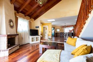 Televízia a/alebo spoločenská miestnosť v ubytovaní Home2Book Luxury El Helecho del Teide, Private Pool