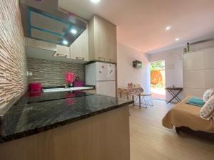 Kuchyň nebo kuchyňský kout v ubytování Miniestudio en Calafell, cerca Barcelona
