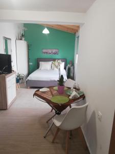 - une chambre avec un lit et une table dans l'établissement Small Studio with Yard, à La Canée