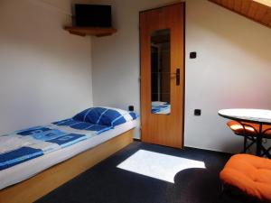Postel nebo postele na pokoji v ubytování Pension U Mojmíra + 37 fotografií