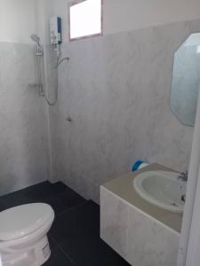 uma casa de banho com um WC e um lavatório em Tom's house em Khura Buri