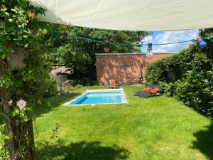 Bazén v ubytování B & B Simme Zimme nebo v jeho okolí + 30 fotografií