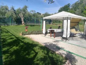 biały namiot ze stołem w polu w obiekcie Azienda Agricola "Valle dell'Alento" w mieście Chieti