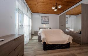 ein Schlafzimmer mit einem Bett in einem Zimmer in der Unterkunft Holiday House Predrag in Rab