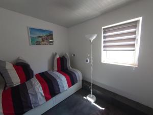 une chambre avec deux lits et une fenêtre dans l'établissement Ferienwohnung Marlene, à San Bartolomé