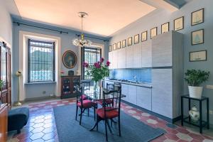 Kuchyňa alebo kuchynka v ubytovaní In Riva al Lago di Iseo Residenza LOFT