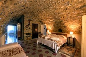 マローネにあるResidenza di Prestigio In Riva al Lago Marone LOFTの石壁のベッドルーム1室(ベッド2台付)